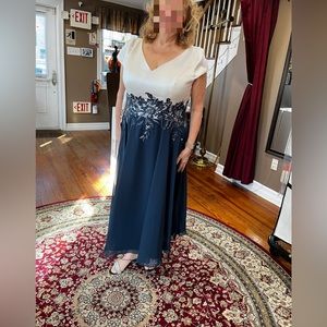 Elegant Navy and White Midi Dress